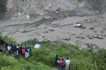  Gambar edaran yang disediakan oleh Tentera Nepal menunjukkan orang ramai berkumpul di kawasan terjejas banjir di Rasuwagadhi, Nepal. Menurut Pejabat Polis Daerah Rasuwa, arus deras telah menghanyutkan Jambatan Miteri, iaitu jambatan utama yang menghubungkan Nepal dan China, sekali gus menghentikan pergerakan manusia dan kenderaan merentasi sempadan. Sekurang-kurangnya 18 individu dilaporkan hilang akibat kejadian ini.