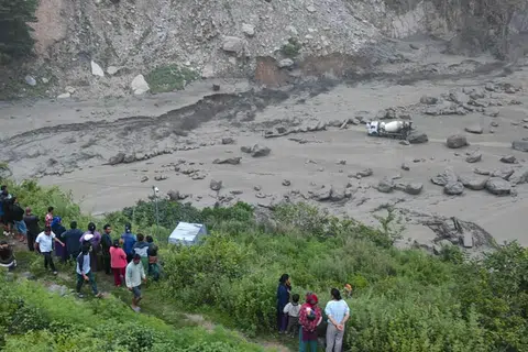  Gambar edaran yang disediakan oleh Tentera Nepal menunjukkan orang ramai berkumpul di kawasan terjejas banjir di Rasuwagadhi, Nepal. Menurut Pejabat Polis Daerah Rasuwa, arus deras telah menghanyutkan Jambatan Miteri, iaitu jambatan utama yang menghubungkan Nepal dan China, sekali gus menghentikan pergerakan manusia dan kenderaan merentasi sempadan. Sekurang-kurangnya 18 individu dilaporkan hilang akibat kejadian ini.