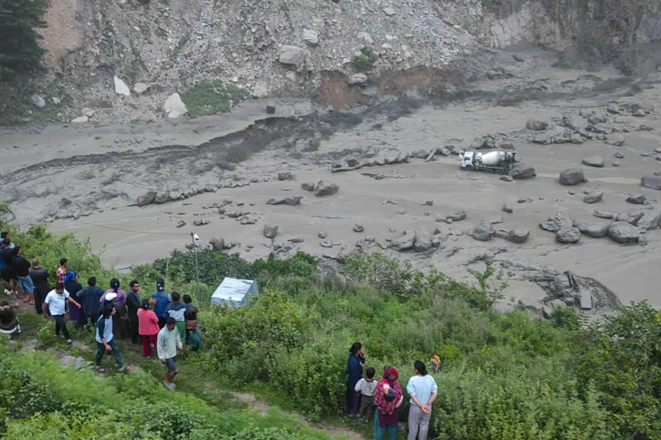 Gambar edaran yang disediakan oleh Tentera Nepal menunjukkan orang ramai berkumpul di kawasan terjejas banjir di Rasuwagadhi, Nepal. Menurut Pejabat Polis Daerah Rasuwa, arus deras telah menghanyutkan Jambatan Miteri, iaitu jambatan utama yang menghubungkan Nepal dan China, sekali gus menghentikan pergerakan manusia dan kenderaan merentasi sempadan. Sekurang-kurangnya 18 individu dilaporkan hilang akibat kejadian ini.