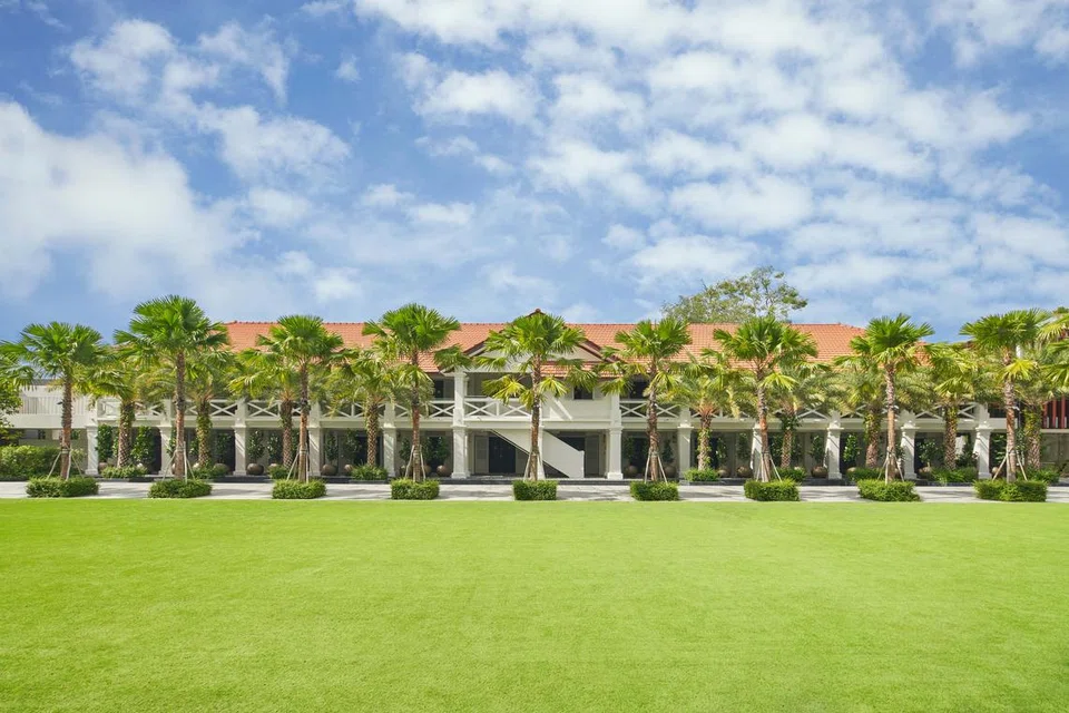 Kawasan hotel penuh dengan kehijauan yang membuat tetamu rasa tenang dengan suasana damai di sekeliling. 