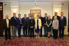 DALAMI HUBUNGAN DUA HALA: Menteri di Pejabat Perdana Menteri, Dr Mohamad Maliki Osman (enam dari kiri), yang juga Menteri Kedua (Ehwal Luar merangkap Pendidikan), menyambut Delegasi Kongres (Codel) Amerika Syarikat yang diketuai Pengerusi Persidangan Republikan Dewan merangkap ahli Dewan Perwakilan, Cik Elise Stefanik (tujuh dari kiri), ke Singapura pada Rabu.
