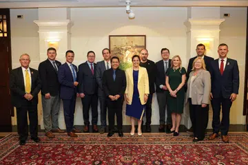 DALAMI HUBUNGAN DUA HALA: Menteri di Pejabat Perdana Menteri, Dr Mohamad Maliki Osman (enam dari kiri), yang juga Menteri Kedua (Ehwal Luar merangkap Pendidikan), menyambut Delegasi Kongres (Codel) Amerika Syarikat yang diketuai Pengerusi Persidangan Republikan Dewan merangkap ahli Dewan Perwakilan, Cik Elise Stefanik (tujuh dari kiri), ke Singapura pada Rabu.