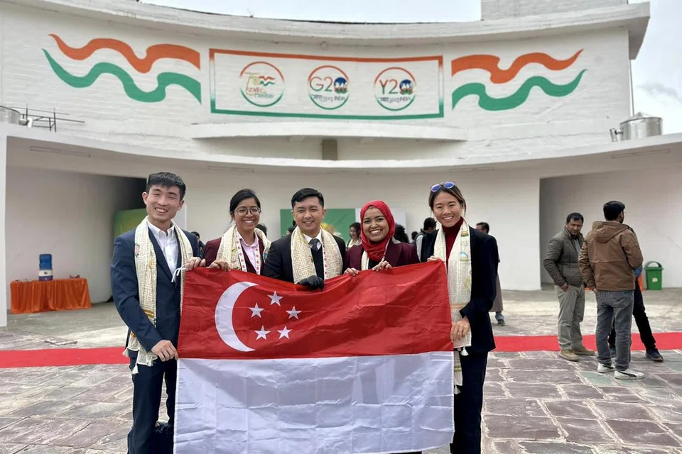 DELEGASI KE INDIA: Cik Nabillah Jalal (dua dari kanan) telah dipilih oleh Majlis Belia Kebangsaan (NYC) untuk mewakili Singapura di India dari 26 hingga 28 April. Susuli lawatan itu, beliau dan delegasinya telah ke Uttar Pradesh, India dari 17 hingga 20 Ogos bagi membentangkan usul dasar dan cadangan yang telah dibincangkan untuk diketengahkan pula dalam Sidang Puncak G20.