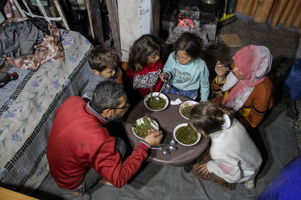 Penduduk Palestin, Encik Wael Al-Attar dan keluarganya menjamah masakan Khobiza, sejenis  tumbuhan liar yang didapati di Gaza, 