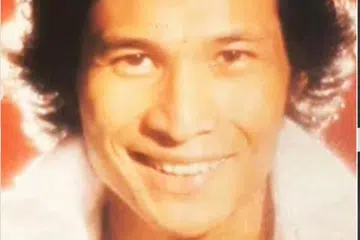 Dharma Harun Al-Rashid pernah ditegur dan dimarah Noor Kumalasari di tengah-tengah penggambaran Adik Manja setelah dapat tahu pelakon itu meminta pelakon wanita muda dan baru mencium pipinya sebelum balik dari lokasi penggambaran.