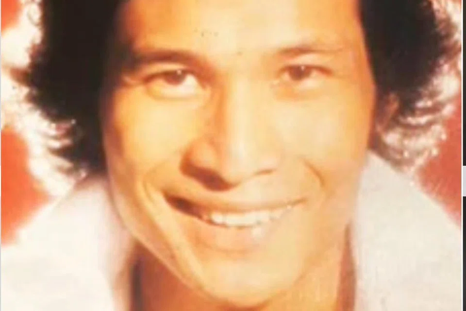 Dharma Harun Al-Rashid pernah ditegur dan dimarah Noor Kumalasari di tengah-tengah penggambaran Adik Manja setelah dapat tahu pelakon itu meminta pelakon wanita muda dan baru mencium pipinya sebelum balik dari lokasi penggambaran.