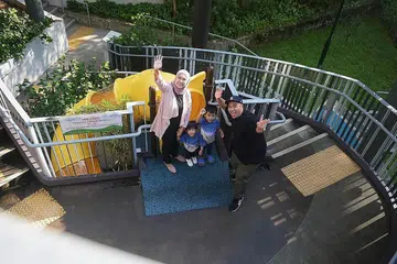NIKMATI KEMUDAHAN: Cik Nur Hafizah Kamarulzaman dan suami, Encik Mohamad Fadhli Mohamad Hata, bersama anak mereka - Mohamad Rayhan (dua tahun) dan Mohamad Rauf (empat tahun) - merupakan keluarga muda di Canberra Crescent dan tidak sabar menikmati kemudahan baru Bukit Canberra yang terletak dua perhentian bas dari rumah mereka. - Foto BH oleh HARITH MUSTAFFA 