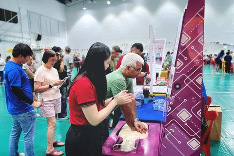 Hadiri acara Celebrate World Health Month di Kelab Maysarakat Senja-Cashew kelihatan menyertai bengkel CPR.