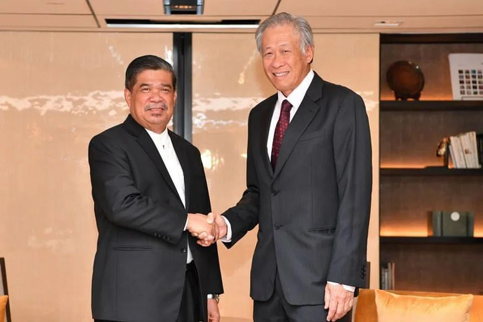 PERERAT HUBUNGAN: Encik Mohamad (kiri) bertemu dengan Dr Ng buat pertama kali pada 3 Jun, sejak Encik Mohamad dilantik menjadi Menteri Pertahanan Malaysia. 