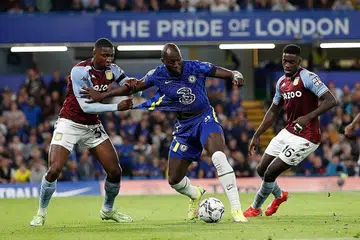 BEREBUT BOLA: Pemain Chelsea Romelu Lukaku berebut bola dengan pemain Aston Villa, Kortney Hause dan Axel Tuanzebe. Chelsea menang dalam penentuan sepakan penalti. - Foto-foto REUTERS