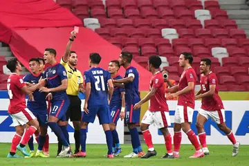 Pemain pertahanan Singapura, Safuwan Baharudin (jersi nombor 21), dilayangkan kad merah selepas menerima kad kuning kedua daripada pengadil Oman, Qasim Matar Ali Al-Hatmi. Pemain Singapura mempertikaikan keputusan pengadil yang akhirnya berlaku pertelingkahan antara kedua-dua pasukan. Indonesia menang 4-2 selepas masa tambahan dalam perlawanan separuh akhir kedua Piala AFF antara Singapura dengan Indonesia di Stadium Nasional pada 25 Disember 2021.