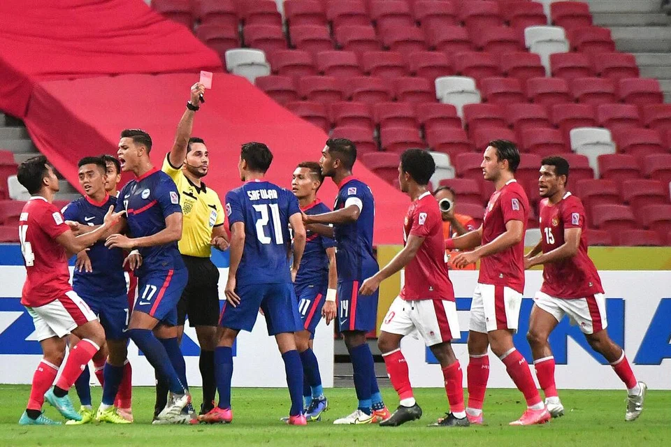 Pemain pertahanan Singapura, Safuwan Baharudin (jersi nombor 21), dilayangkan kad merah selepas menerima kad kuning kedua daripada pengadil Oman, Qasim Matar Ali Al-Hatmi. Pemain Singapura mempertikaikan keputusan pengadil yang akhirnya berlaku pertelingkahan antara kedua-dua pasukan. Indonesia menang 4-2 selepas masa tambahan dalam perlawanan separuh akhir kedua Piala AFF antara Singapura dengan Indonesia di Stadium Nasional pada 25 Disember 2021.