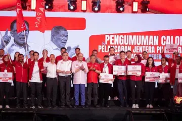 Perdana Menteri Malaysia merangkap Pengerusi Pakatan Harapan (tengah) ketika mengumumkan calon gabungan itu untuk bertanding di 21 kerusi Dewan Undangan Negeri (DUN) bagi Pilihan Raya Negeri (PRN) Melaka, pada malam 24 Oktober lalu.