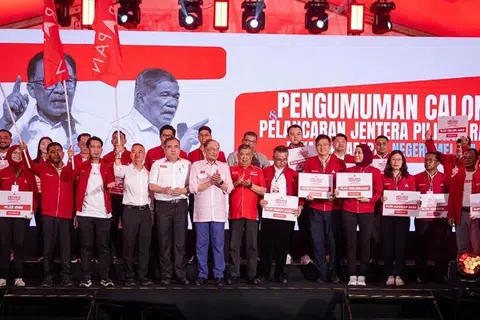 Perdana Menteri Malaysia merangkap Pengerusi Pakatan Harapan (tengah) ketika mengumumkan calon gabungan itu untuk bertanding di 21 kerusi Dewan Undangan Negeri (DUN) bagi Pilihan Raya Negeri (PRN) Melaka, pada malam 24 Oktober lalu.
