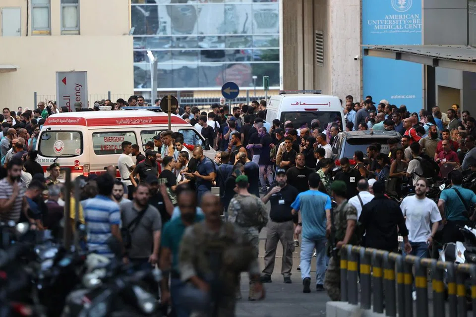 Orang ramai berpusu-pusu dan ambulans sibuk berulang-alik di Pusat Perubatan Universiti Amerika di Beirut selepas kejadian letupan alat kelui menggegarkan Lebanon pada 17 September.