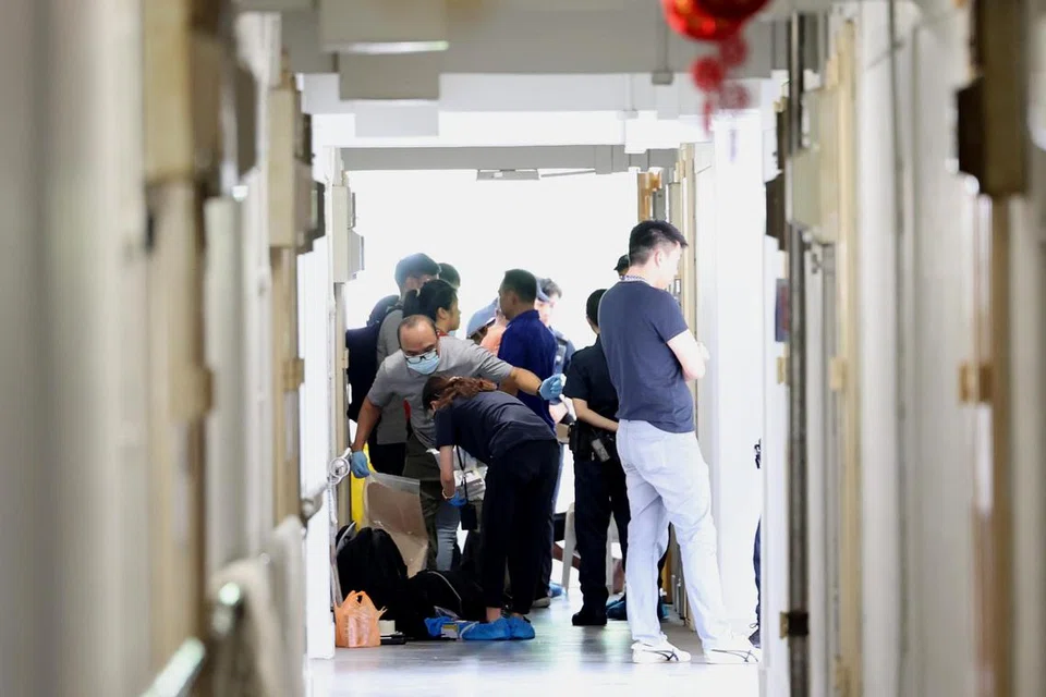 TEMPAT KEJADIAN: Seorang lelaki berusia 58 tahun ditemui terbaring di flat sewa di Bukit Merah dan disahkan meninggal dunia di tempat kejadian.