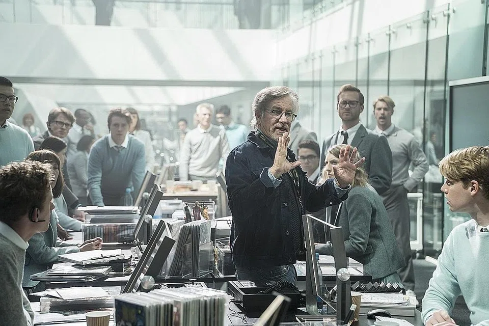 TERUS DAPAT SAMBUTAN: Spielberg di set filem terbarunya, 'Ready Player One'. Baru tiga minggu di pawagam, filem itu telah meraih pungutan AS$114.9 juta ($150.6 juta) di Amerika Syarikat, menjadikan pungutan globalnya sebanyak AS$475.1 juta. - Foto fail
