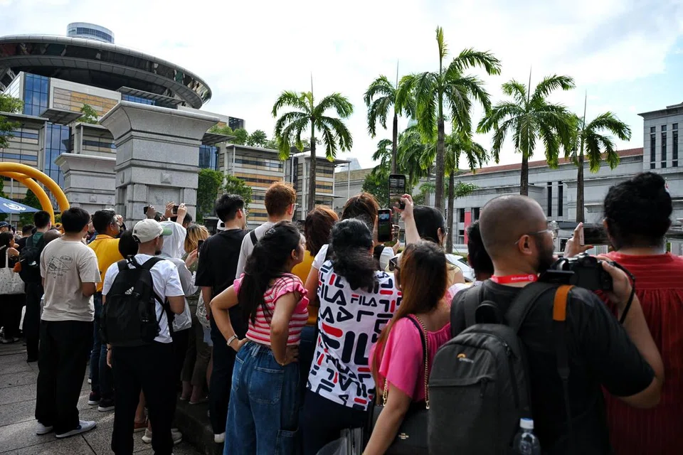 Orang awam berkumpul di luar perkarangan Bangunan Parlimen untuk menyaksikan pemimpin Kota Vatican dan ketua Gereja Katolik, Paus (Pope) Francis, semasa lawatan rasmi tiga harinya pada 12 