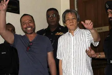 HADAPI TUDUHAN: Datuk Seri Khairuddin Abu Hassan (kiri) dan peguam beliau, Encik Matthias Chang (dua dari kanan) di luar Mahkamah Magistret di Kuala Lumpur, hari ini. - Foto THE MALAYSIAN INSIDER