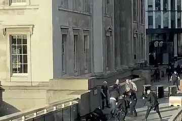 ADEGAN CEMAS: Gambar yang diambil daripada video pihak awam ini menunjukkan penyerang yang terjatuh dan dikelilingi pegawai polis di London Bridge. - Foto REUTERS