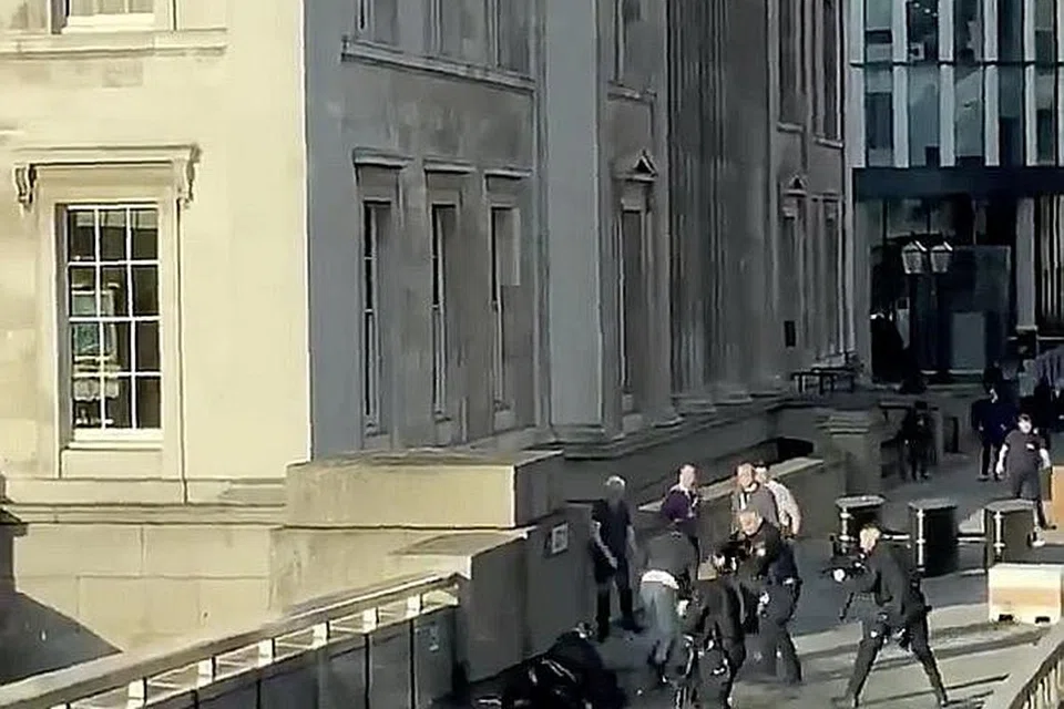 ADEGAN CEMAS: Gambar yang diambil daripada video pihak awam ini menunjukkan penyerang yang terjatuh dan dikelilingi pegawai polis di London Bridge. - Foto REUTERS