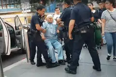 DITANGKAP POLIS: Zeng ditangkap polis di Orchard Road selepas didakwa mengeluarkan kata-kata kesat terhadap seorang lelaki.