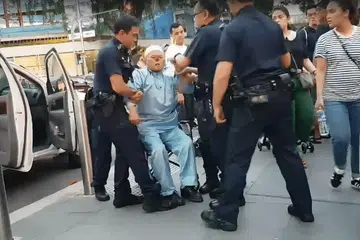 DITANGKAP POLIS: Zeng ditangkap polis di Orchard Road selepas didakwa mengeluarkan kata-kata kesat terhadap seorang lelaki.