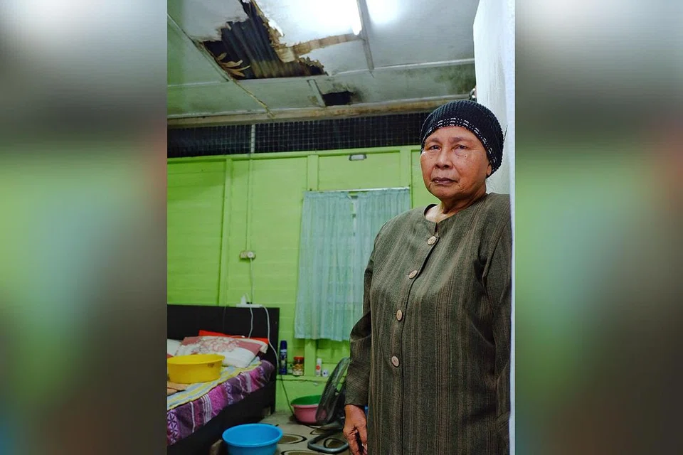 TIDUR BERTEMANKAN BALDI: Mak Itam terpaksa bergegas menadah air dengan besen, baldi atau periuk bila hujan lebat turun.- Foto BH KHALID BABA