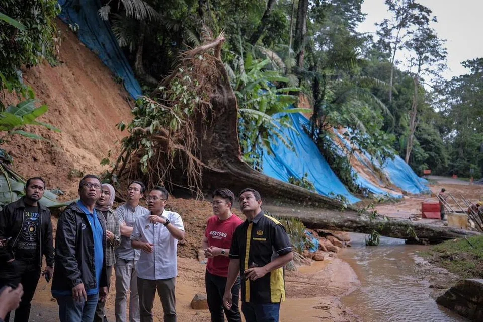 TINJAU LOKASI: Menteri Sumber Asli, Alam Sekitar dan Perubahan Iklim, Encik Nik Nazmi Nik Ahmad (tiga dari kanan) dan Ahli Parlimen Bentong, Cik Young Syefura Othman (lima dari kanan) turun meninjau kesan banjir di Bukit Tinggi, Bentong, Pahang, pada Ahad.