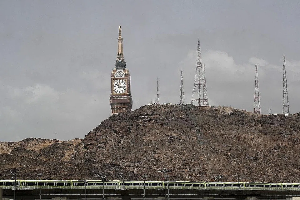 MANFAAT JEMAAH: Menara Jam Makkah dengan ketinggian 607 meter yang terletak di hadapan Masjidil Haram, bukan sekadar menunjukkan waktu dengan tepat, malah ia juga menjadi pusat penyelidikan astronomi yang menyumbang kepada kemajuan sains dan teknologi untuk manfaat manusia. Kelihatan juga kemudahan Kereta api Tanah Suci (Al Mashaaer Al Muqaddassah Metro), yang merupakan sistem pengangkutan jemaah haji antara tempat suci di Makkah, Arafah, Muzdalifah dan Mina bagi mengurangkan kesesakan disebabkan bas dan kereta semasa musim Haji. - Foto REUTERS