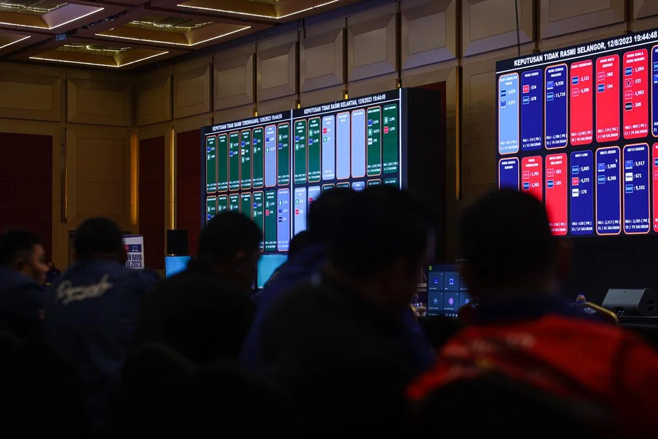 TUNGGU KEPUTUSAN: Situasi di ‘War Room’ Pakatan Harapan dan Barisan Nasional  (PH-BN) sementara menunggu keputusan Pilihan Raya Negeri (PRN) di enam buah negeri dan PRK Kuala Terengganu di Pusat Dagangan Dunia (WTC) pada Sabtu.