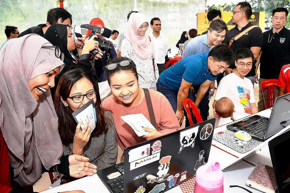 ACARA: Pelbagai kegiatan menarik diadakan di pameran kerjaya itu. - Foto M.O. SALLEH