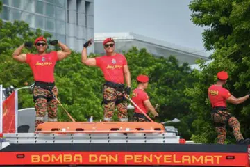 Anggota Jabatan Bomba dan Penyelamat antara pasukan penyelamat yang sering mendapat perhatian masyarakat kerana barisan anggota yang berbadan sasa. 