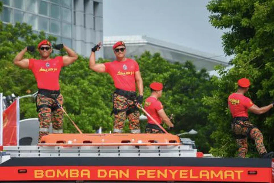 Anggota Jabatan Bomba dan Penyelamat antara pasukan penyelamat yang sering mendapat perhatian masyarakat kerana barisan anggota yang berbadan sasa. 