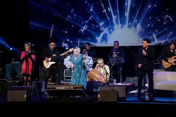 MENGHIBURKAN SEPANJANG MALAM: Hetty Koes Endang mempunyai kaliber penghibur yang sukar ditandingi.