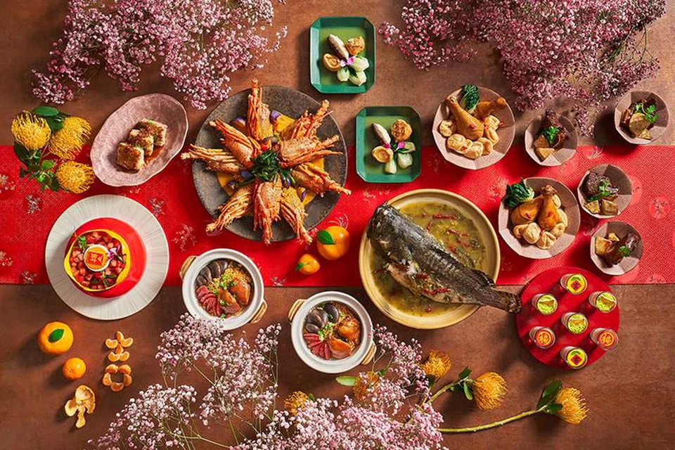 HIDANGAN PERAYAAN: Peppermint di Parkroyal Collection Marina Bay , akan menyediakan bufet yang bertemakan malam Tahun Baru Cina. Banyak lagi gerai makan yang akan menyediakan hidangan perayaan Tahun Baru Cina bagi keluarga untuk berkumpul dan menikmati hidangan mereka bersama.