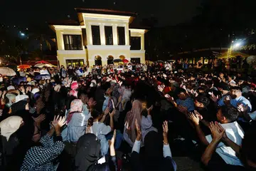 Suasana penutup Festival Belia DKSG (Dikir Singapura) 2026 diserikan dengan sesi ‘DKSG Jamming’ apabila peserta, penggiat seni dan pengunjung bersama-sama menyanyikan lagu ‘Eh Wau Bulan’ di bawah hujan di Taman Warisan Melayu pada 11 Julai.