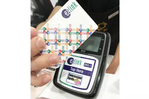 MUDAH DAN CEPAT: Penggunaan e-pembayaran seperti Paylah! dan EZ-Link (atas) kini semakin berleluasa kerana ia mudah dan lancar baik bagi pengguna mahupun perniagaan. - Foto fail