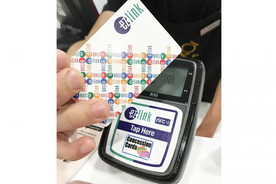 MUDAH DAN CEPAT: Penggunaan e-pembayaran seperti Paylah! dan EZ-Link (atas) kini semakin berleluasa kerana ia mudah dan lancar baik bagi pengguna mahupun perniagaan. - Foto fail