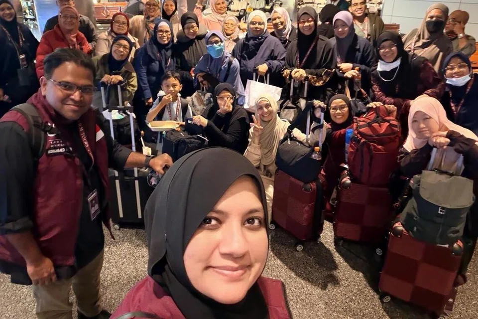 Ketua Pegawai Eksekutif (CEO) ILM Tours Pte Ltd, Ustazah Shameem Sultanah (depan), suaminya yang juga Pengarah Urusan syarikat itu, Encik Mohammed Hadi Abdul Rasheed (kiri), bersama seluruh rombongan kembara syarikat itu di Lapangan Terbang Antarabangsa Hamad di Doha.