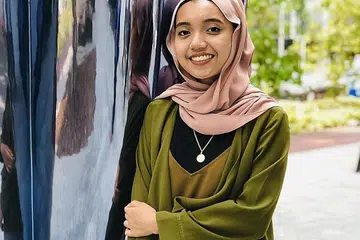 LEBIH PEKA: Cik Siti Aishah Mohamad Hussinee menghasilkan projek rekaan grafik tentang perkauman kasual setelah menyedari kata-kata santai tentang sesuatu kaum boleh disalah anggap dan menimbulkan konflik kaum. - Foto BH oleh HARYANI ISMAIL