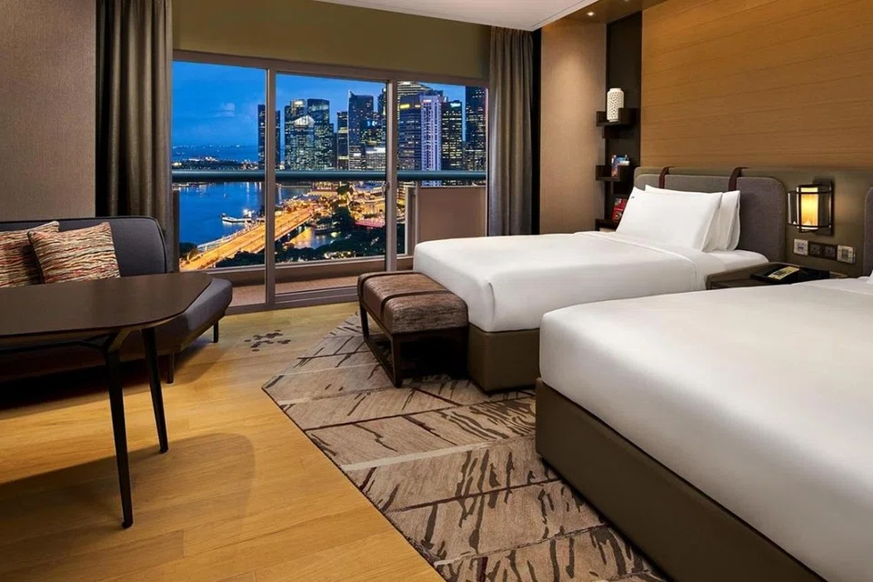 Bilik ‘premier harbour’ di Swissotel The Stamford Singapore.