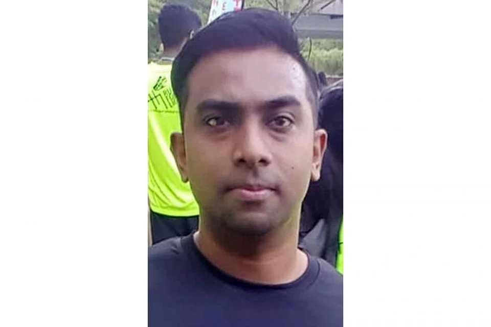 MENINGGAL DUNIA: Bapa muda dua anak kecil, Mohamad Fadli Mohd Saleh (gambar atas) meninggal dunia malam kelmarin selepas berada dalam keadaan kritikal di Unit Jagaan Rapi (ICU) dan dirawat di Hospital Besar Sengkang (SKH). Beliau antara mereka yang jatuh sakit selepas dipercayai memakan makanan tercemar daripada Spize. Spize cawangan River Valley Road digantung lesennya setelah 72 orang dilaporkan jatuh sakit akibat dipercayai memakan makanan tercemar yang disediakan restoran tersebut Selasa lalu. - Foto FACEBOOK