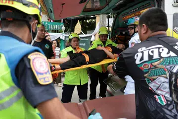 Petugas kecemasan membawa seorang guru yang cedera ke dalam ambulans selepas kejadian tembakan di Sekolah Debsirin Nonthaburi, daerah Bang Kruai, wilayah Nonthaburi, di pinggir Bangkok, Thailand, pada 7 Ogos 2026. Seorang pelajar berusia 14 tahun menembak mati sekurang-kurangnya enam orang dan mencederakan 15 yang lain di sekolah itu sebelum menembak dirinya sendiri. Polis berkata remaja itu melepaskan sekurang-kurangnya 26 das tembakan menggunakan senjata api milik datuknya.