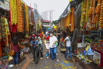 PESTA LEBIH MERIAH: Gambar menunjukkan perayaan Deepavali di Little India pada 2021. Dengan kelonggaran Covid-19, perayaan itu akan melibatkan lebih banyak acara fizikal pada tahun ini berbanding kepada dua tahun yang lalu. - Foto ZAOBAO