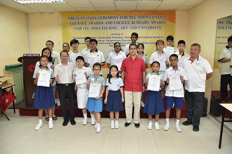 PELAJAR CEMERLANG: Profesor Madya Muhammad Faishal Ibrahim bergambar bersama para pelajar GRC Nee Soon yang menerima biasiswa. - FACEBOOK MUHAMMAD FAISHAL IBRAHIM