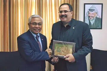 BERI SOKONGAN PENDIDIKAN: Encik Hawazi Daipi (kiri) menemui Menteri Pendidikan dan Pengajian Tinggi PNA, Dr Sabri Saida, dan membentangkan saranan Singapura bagi program latihan dan pendidikan vokasional dan teknikal. - Foto FACEBOOK HAWAZI DAIPI