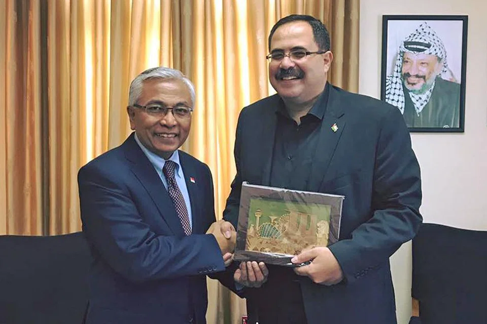 BERI SOKONGAN PENDIDIKAN: Encik Hawazi Daipi (kiri) menemui Menteri Pendidikan dan Pengajian Tinggi PNA, Dr Sabri Saida, dan membentangkan saranan Singapura bagi program latihan dan pendidikan vokasional dan teknikal. - Foto FACEBOOK HAWAZI DAIPI
