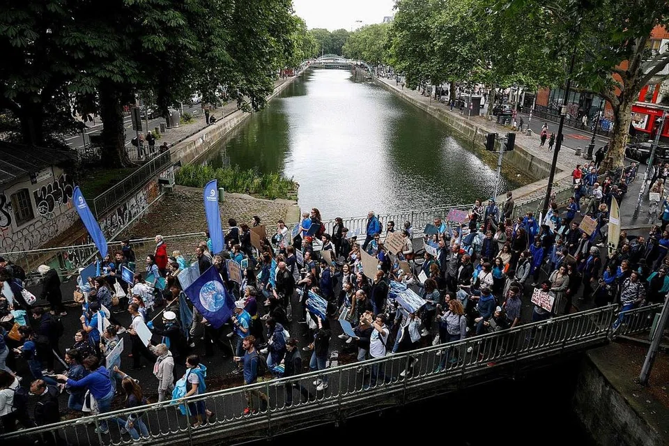 BIMBANG KESAN PEMANASAN GLOBAL: Penunjuk perasaan berarak pada hari Lautan Sedunia di Paris, Perancis, pada 8 Jun lalu bagi membangkitkan kebimbangan mengenai kesan amaran global dan ancaman lain seperti pemanasan permukaan Bumi, pemanasan laut, penyahoksigenan dan pengasidan. - Foto AFP