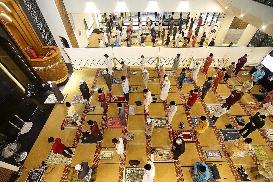 JAGA JARAK: Jawatankuasa Fatwa mengeluarkan beberapa fatwa dan panduan agama termasuk membolehkan saf yang berjarak dalam solat jemaah, menunaikan solat Jumaat berulang kali, mendirikan solat Jumaat sebelum waktu zawal, menangguhkan ibadah haji dan sebagainya bagi menyesuaikan ia dengan keadaan konteks semasa. - Foto MUIS